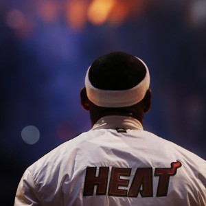 开云官方-血色红牌与逆转之夜，内马尔泪别赛场，曼联完成史诗级翻盘，血色红牌与逆转之夜，内马尔泪别赛场，曼联完成史诗级翻盘